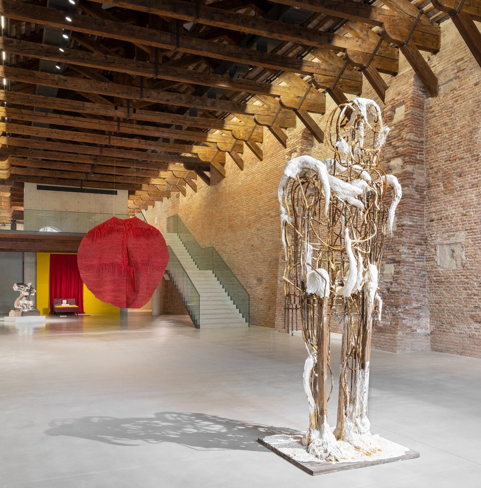 Thomas Houseago, “Beautiful Boy” (2019). Courtesy of the artist and Gagosian Gallery. © Thomas Houseago by SIAE 2020. Installation View ‘Untitled, 2020. Three perspectives on the art of the present’ at Punta della Dogana, 2020 © Palazzo Grassi, photography Marco Cappelletti.