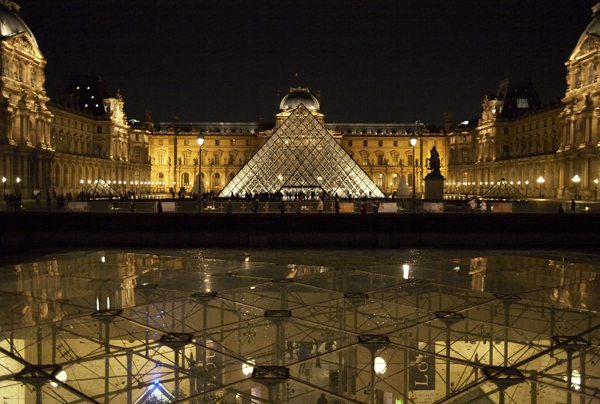 Cour Napoléon et Pyramide du Louvre © 2007 Musée du Louvre - Angèle Dequier
