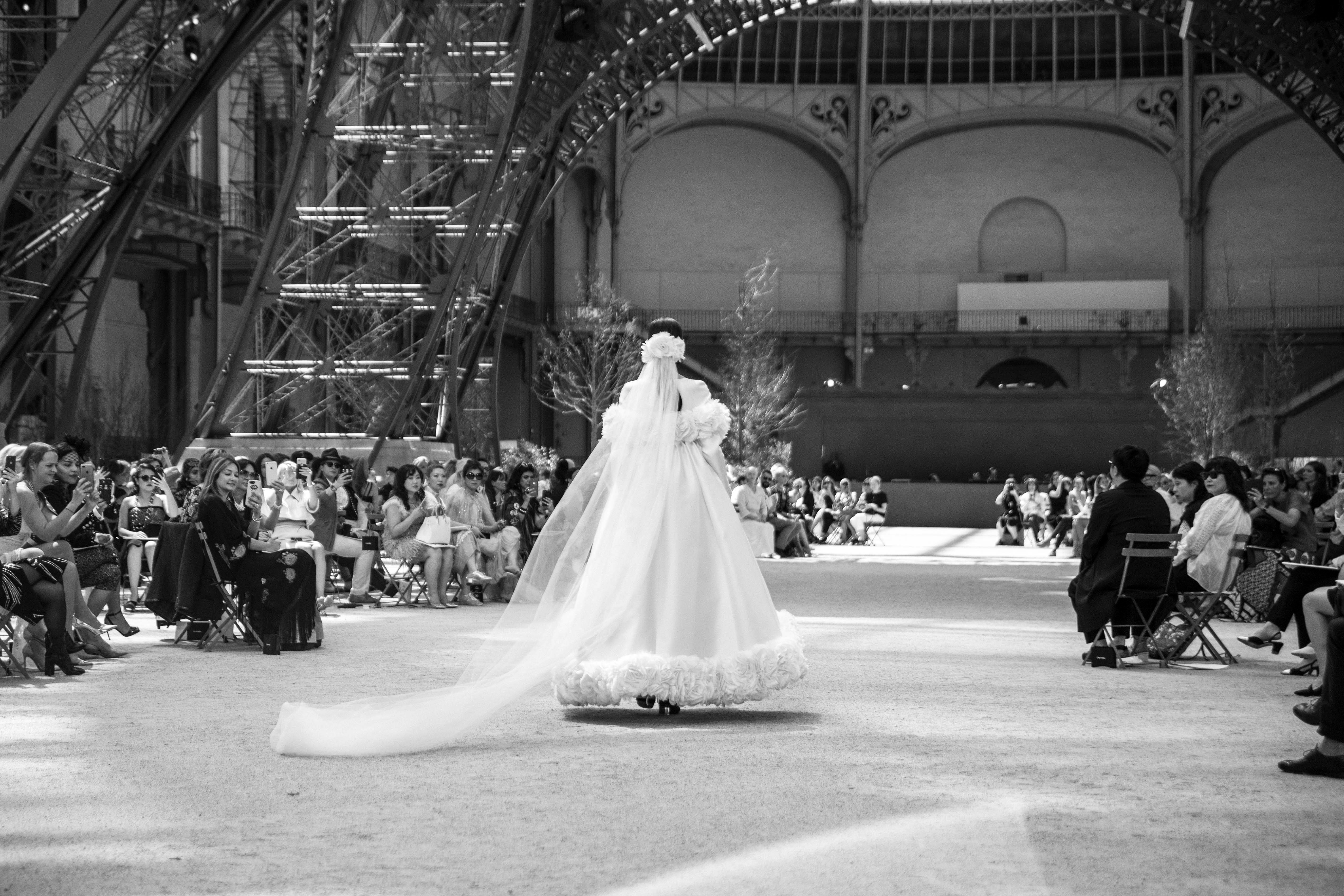 Au défilé Chanel, Karl Lagerfeld rend hommage à Paris 