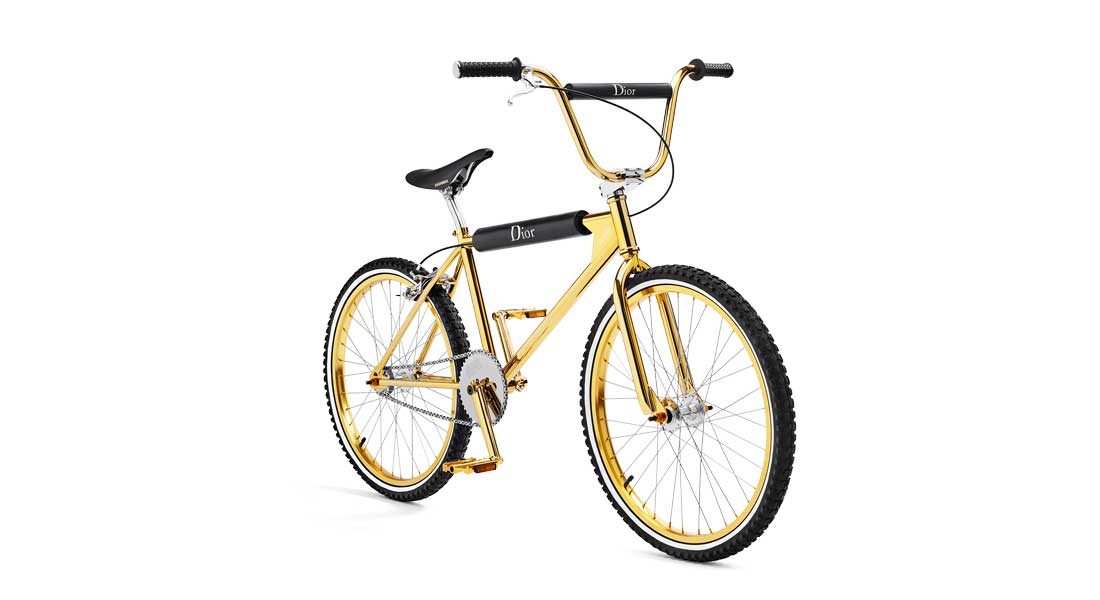 Le vélo de la nouvelle collection “Gold” de Dior Homme x Bogarde, avec métal doré et détails en cuire de veau lisse. Capsule lancée le 20 avril, en 100 exemplaires numérotés.