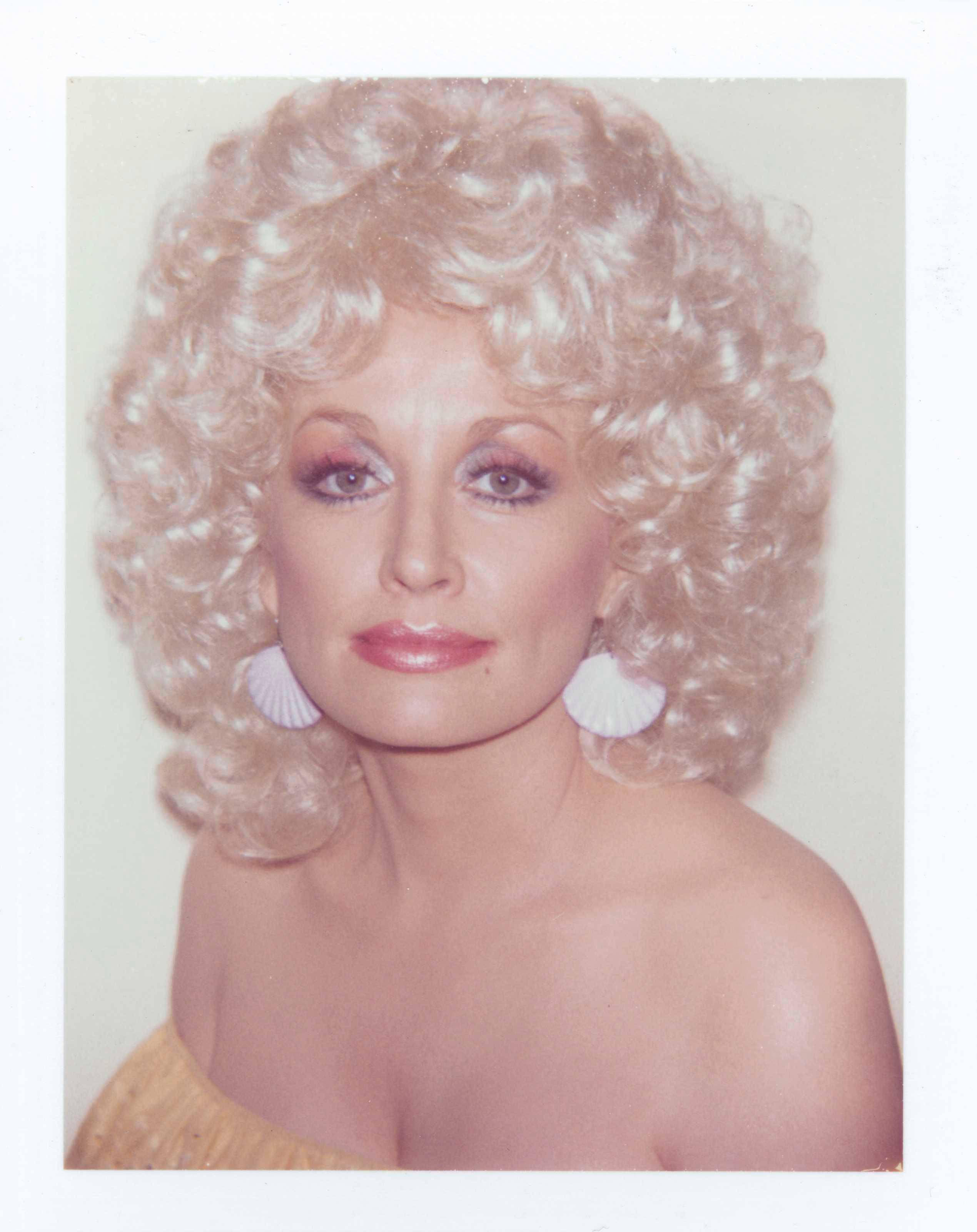 Dolly Parton photographiée par Andy Warhol (Polaroid)