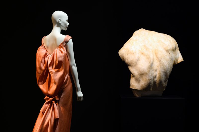 Balenciaga, Robe du soir, Automne Hiver 1961-62. Vue de l'exposition “Back Side / Dos à la mode” au musée Bourdelle. © Paris Musées / Pierre Antoine