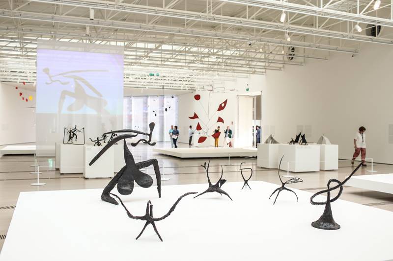 Vue de l'exposition “Calder Stories” au Centro Botín © Belén de Benito