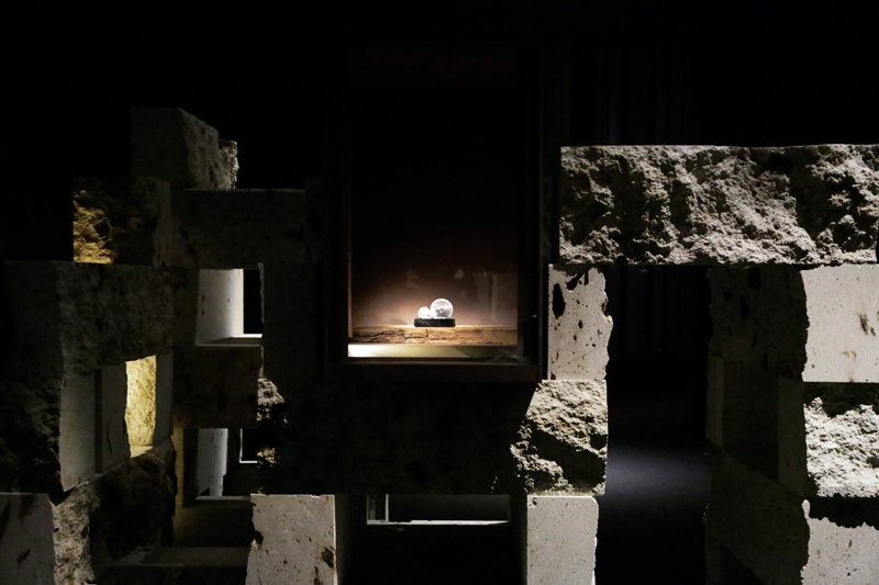 “2-085 Desk Clock” (2019). Collection privée. Vue de l'exposition “Cartier, Crystallization of Time”, du 2 octobre au 16 décembre 2019 au National Art Center de Tokyo.