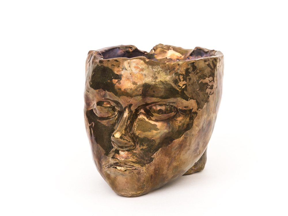 Robert Brambora, “Untitled” (2019). Ceramic, email de cuivre, résine epoxy. 35 x 20 cm