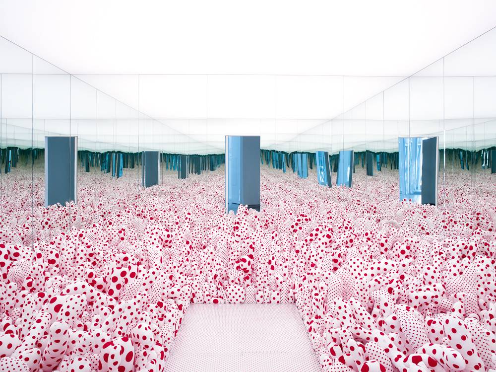 “Infinity Mirror Room” – Phalli’s Field (or Floor Show) [1965-2013] de Yayoi Kusama. Tissu, miroirs et panneaux de bois, 250x455x455cm.
