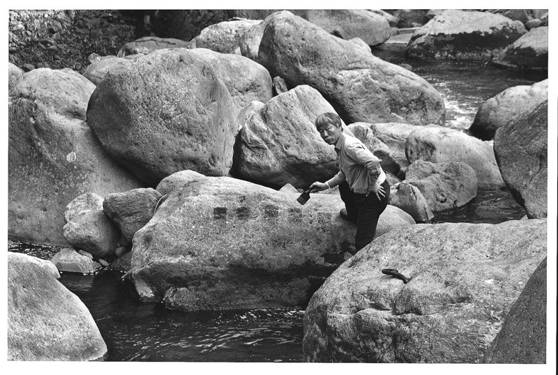 Peinture à l’eau sur les pierres, 1998, Vallée Hakone © Atelier Lee Ufan et tous droits réservés