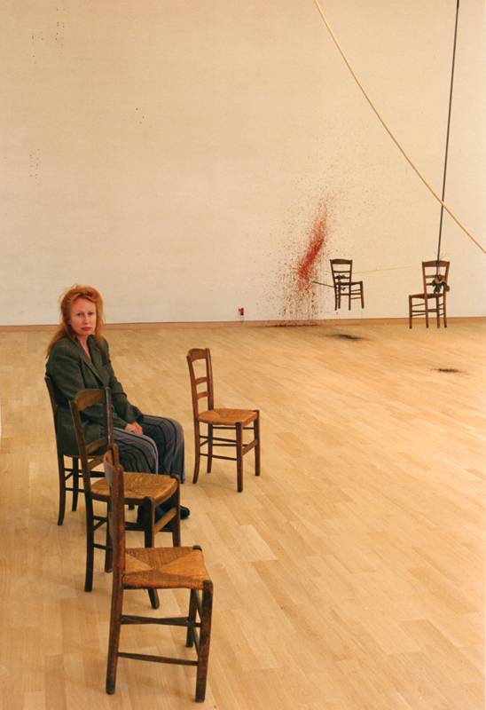 Rebecca Horn dans l’installation “Les Délices des évêques à Münster” (Allemagne, 1997). Kunstmuseum Stuttgart © Rebecca Horn / ADAGP, Paris 2019