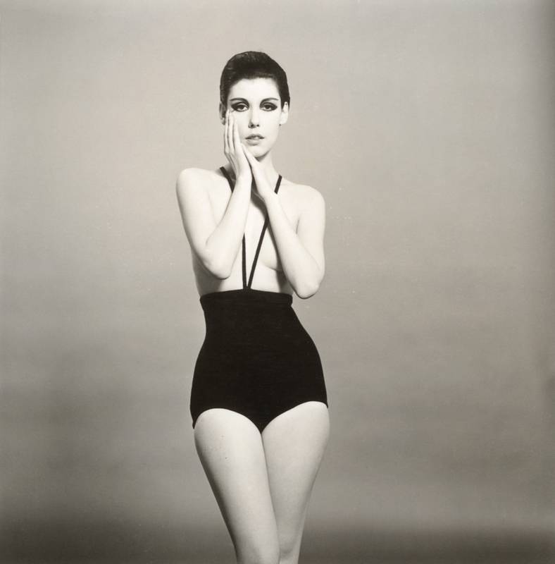 “Peggy Moffitt modeling the topless swimsuit designed by Rudi Gernreich” (1964). Photograph © William Claxton, LLC, courtesy of Demont Photo Management & Fahey/Klein Gallery Management Los Angeles, with permission of the Rudi Gernreich trademark.