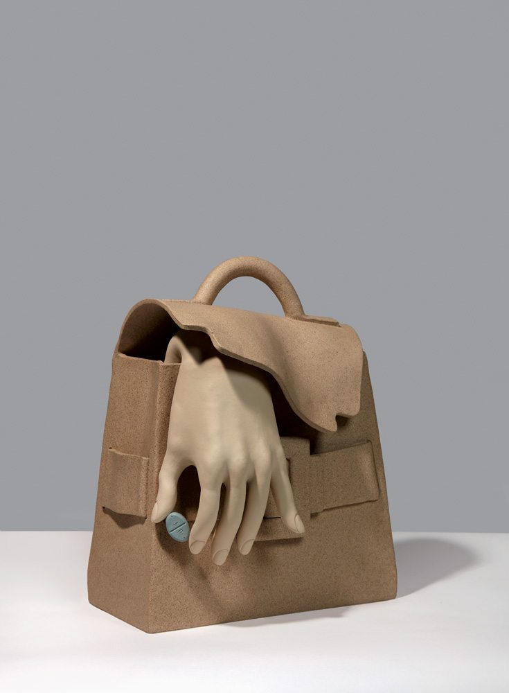 “Fashionable Habit” (2019). Grès, 45,7 x 36,2 x 25,4 cm.