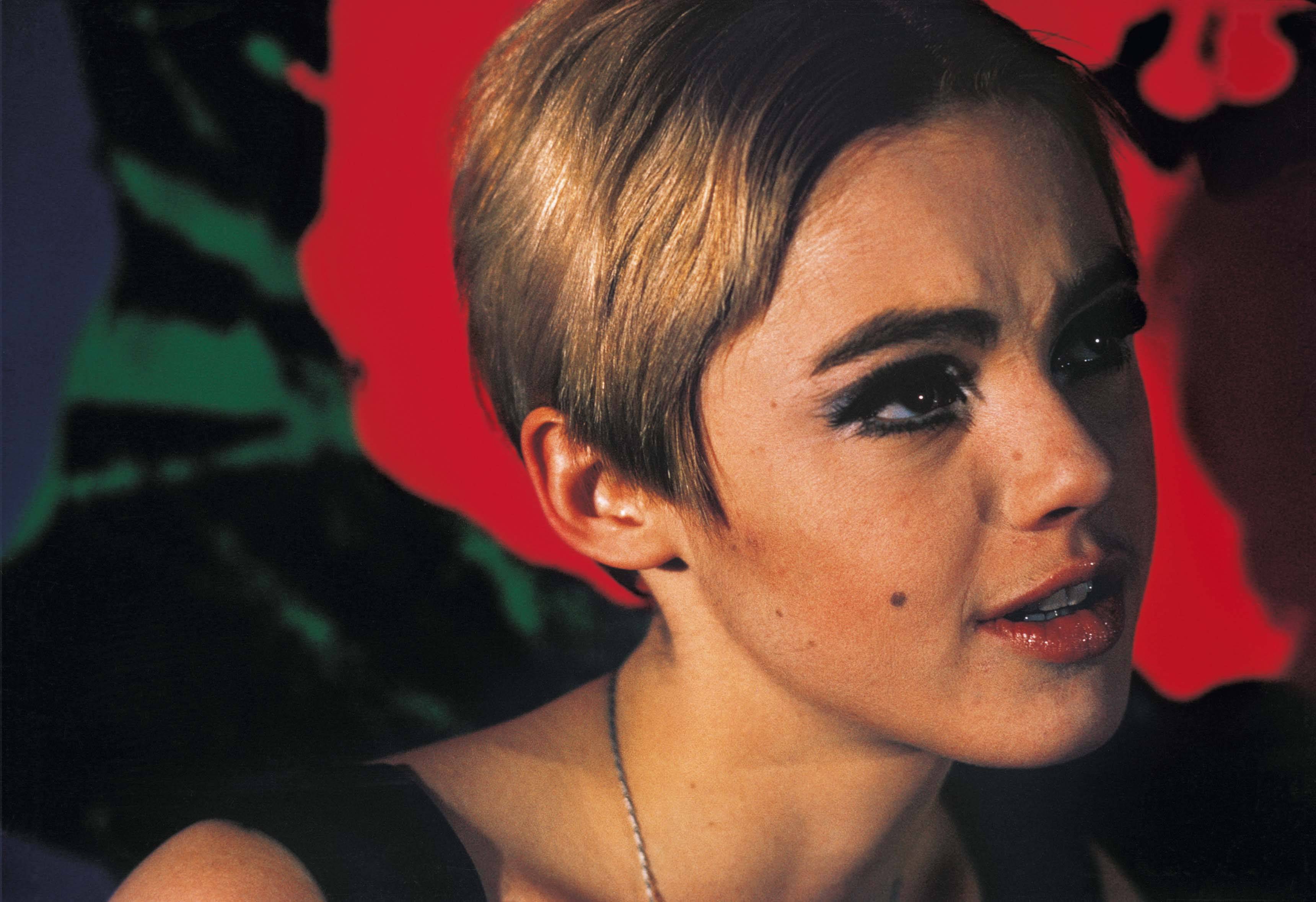 Nat Finkelstein, Edie Sedgwick and red flowers, 1966. Photographie couleur.