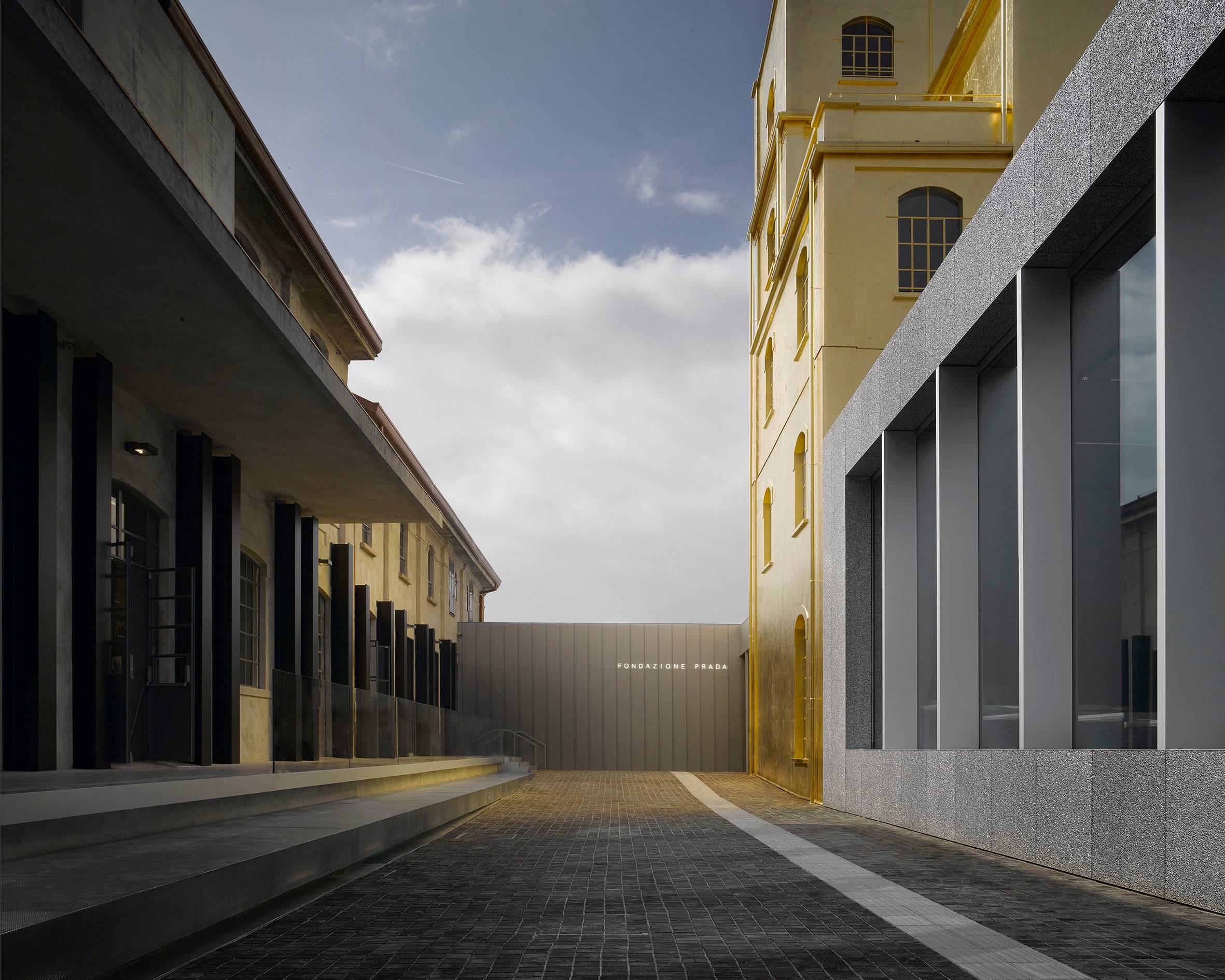 Vue de la Fondation Prada à Milan, réalisée par Rem Koolhaas.