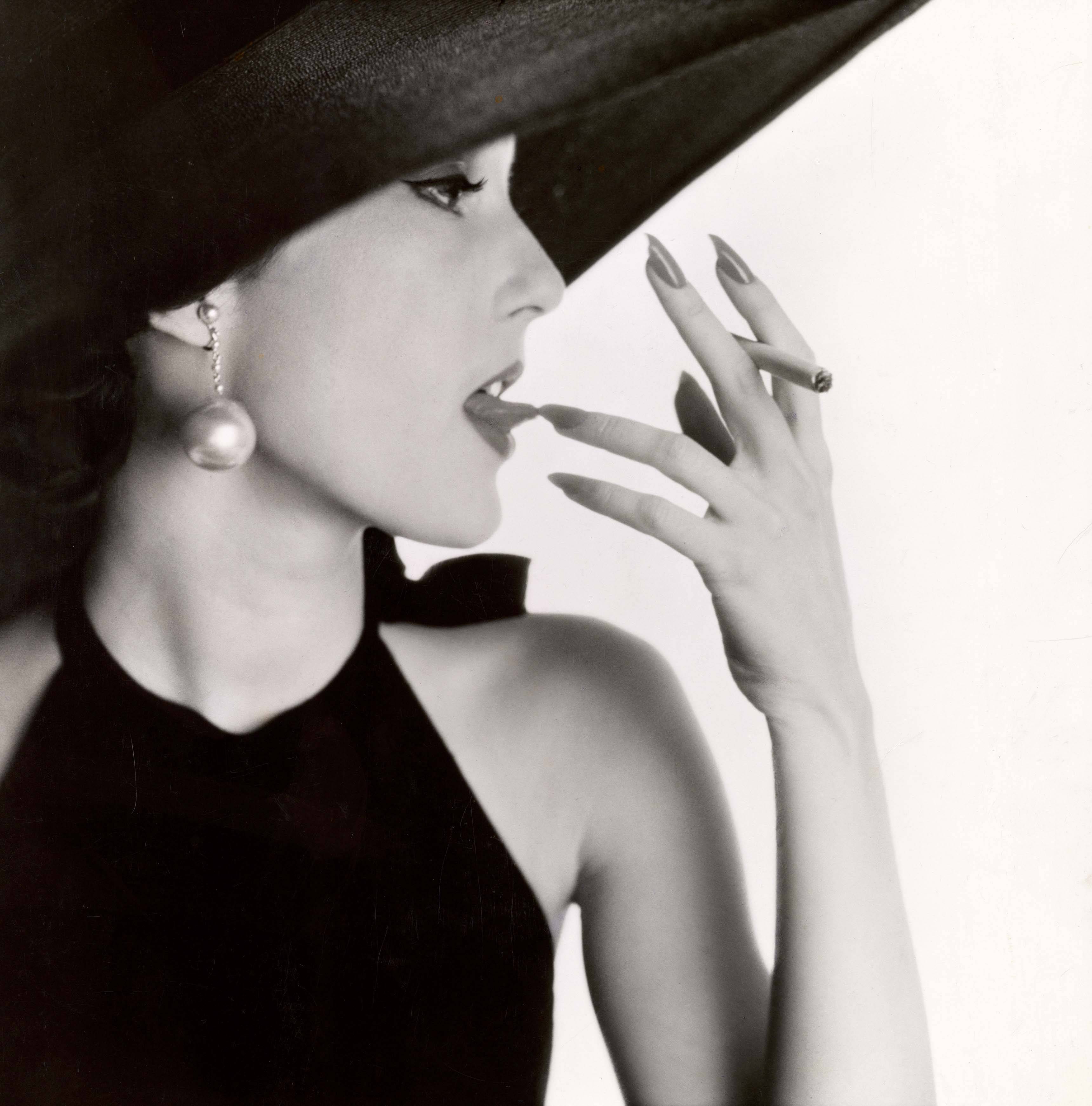 Girl with Tobacco on Tongue (Mary Jane Russell), New York, 1951. Épreuve gélatino-argentique, 37,5 × 36,5 cm. 