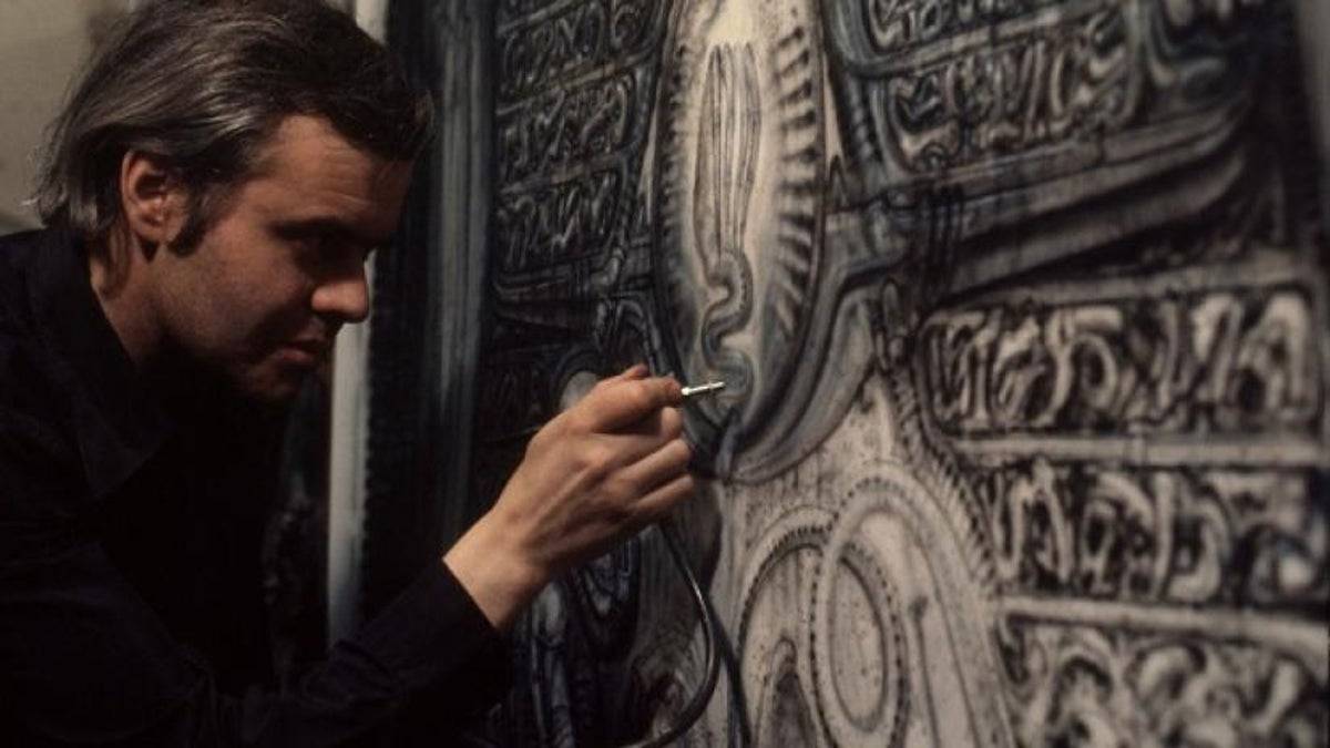 Hans Ruedi Giger en pleine élaboration d’une maquette pour le film “Alien”