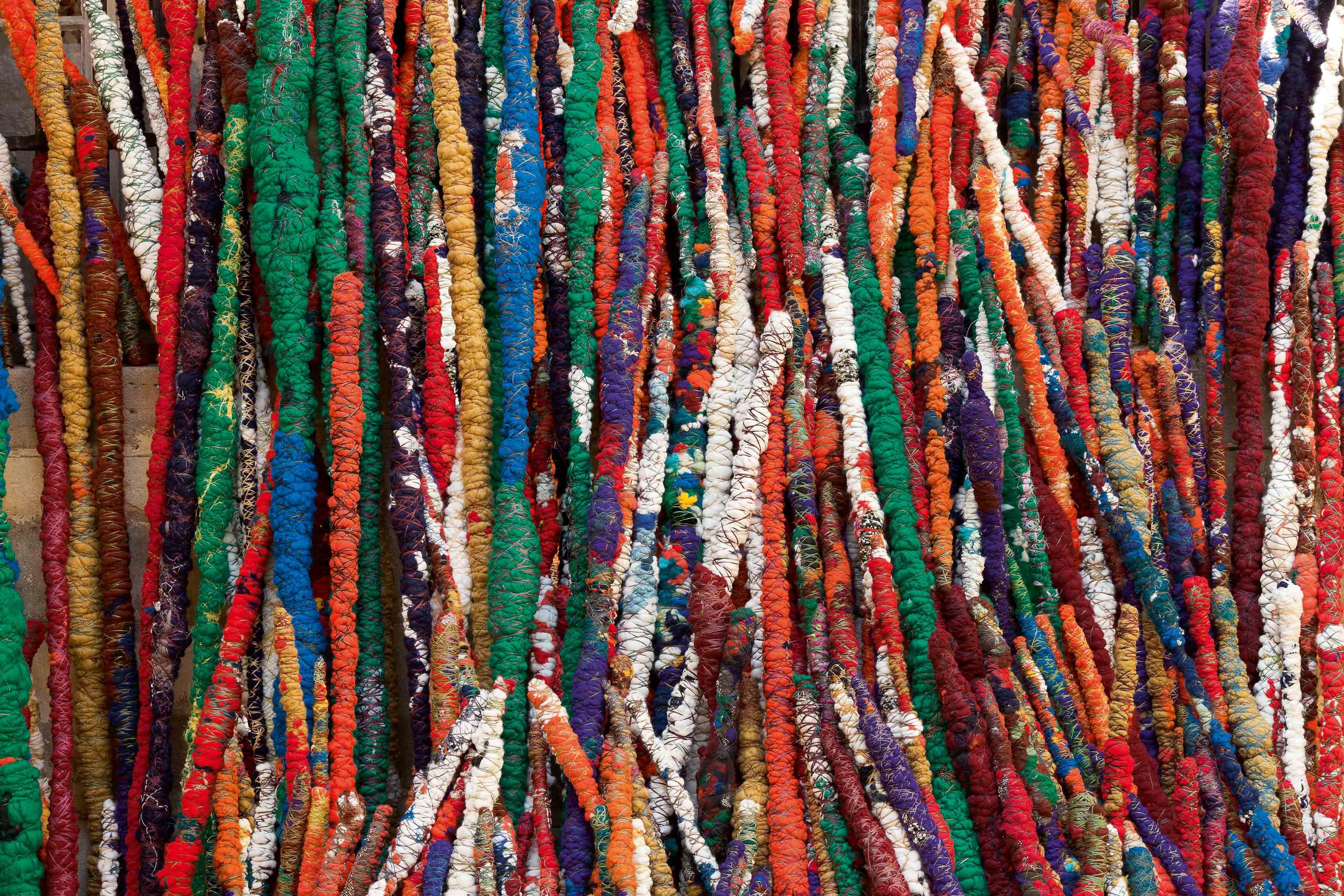 “Perpetual Migration” (2014-2015). Bambou, Fibre acrylique, ardoise, pièces, coton, laine, fil de métal, lin, 262,9 x 316,2 x 22,9 cm.
