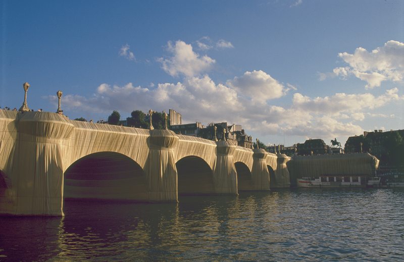 Christo, “The Pont-Neuf Wrapped” [Le Pont-Neuf empaqueté], Paris (1975-1985). © Christo 1985. Photo © Wolfgang Volz