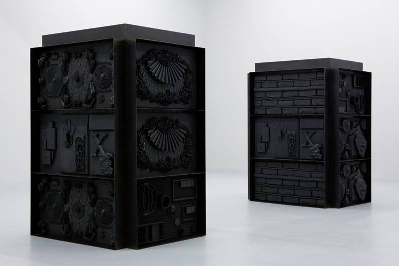 “God Boxes” d’Isabelle Cornaro (exposition à la galerie Balice Hertling en 2013). Système de tri modulaire, structure en acier et élastomère noir, 142 x 106 x 106 cm.
