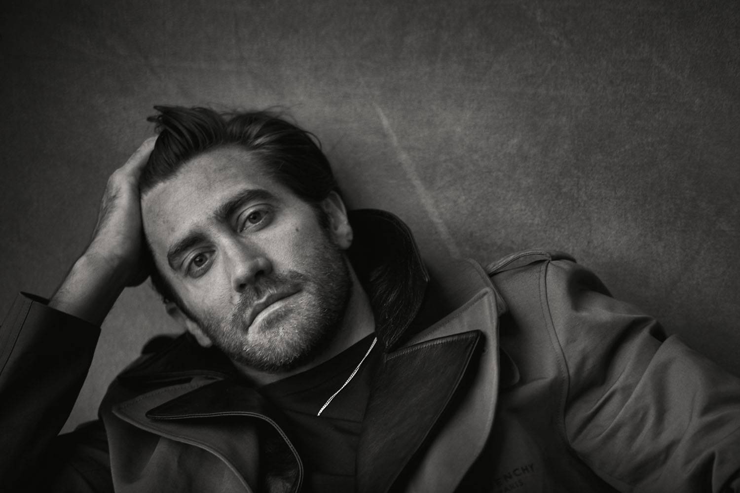 Jake Gyllenhaal porte une veste en lin et coton à col de cuir amovible, Givenchy, un tee-shirt en coton, Boss, et une chaîne, Cartier.