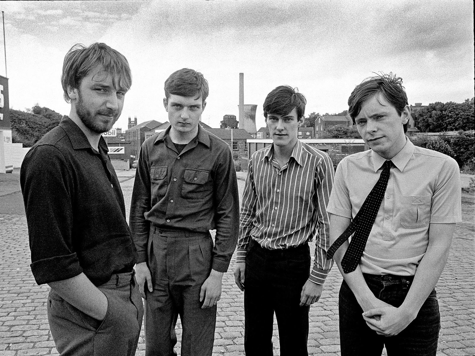 Les membres de Joy Division (de gauche à droite) : Peter Hook, Ian Curtis, Stephen Morris et Bernard Summer