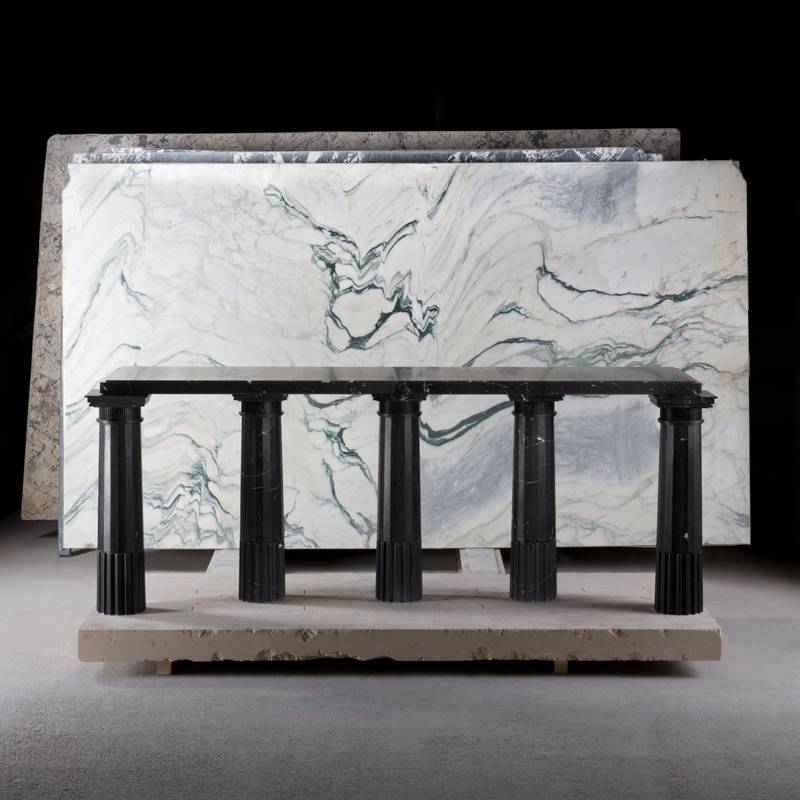 Untitled II (2018) de Karl Lagerfeld, marbre noir Marquina. Courtesy of Carpenters Workshop Gallery.