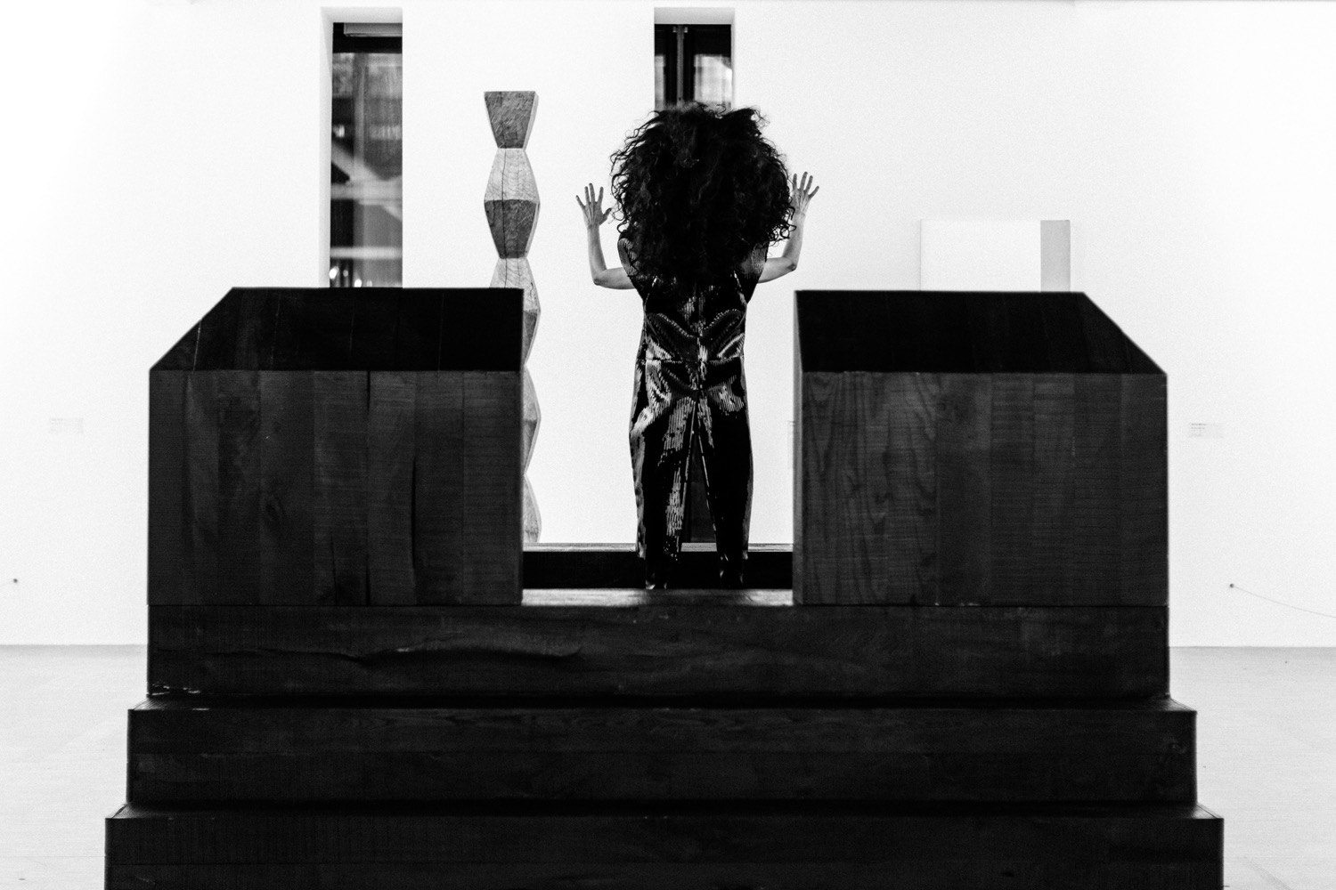 Kembra Pfahler devant “La Colonne sans fin III” de Constantin Brancusi © OwensCorp
