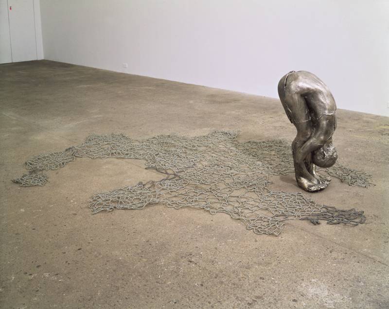 Kiki Smith, “Untitled III (Upside-Down Body with Beads)” (1993). Photographie par Ellen Page Wilson © Kiki Smith, courtesy Pace Gallery