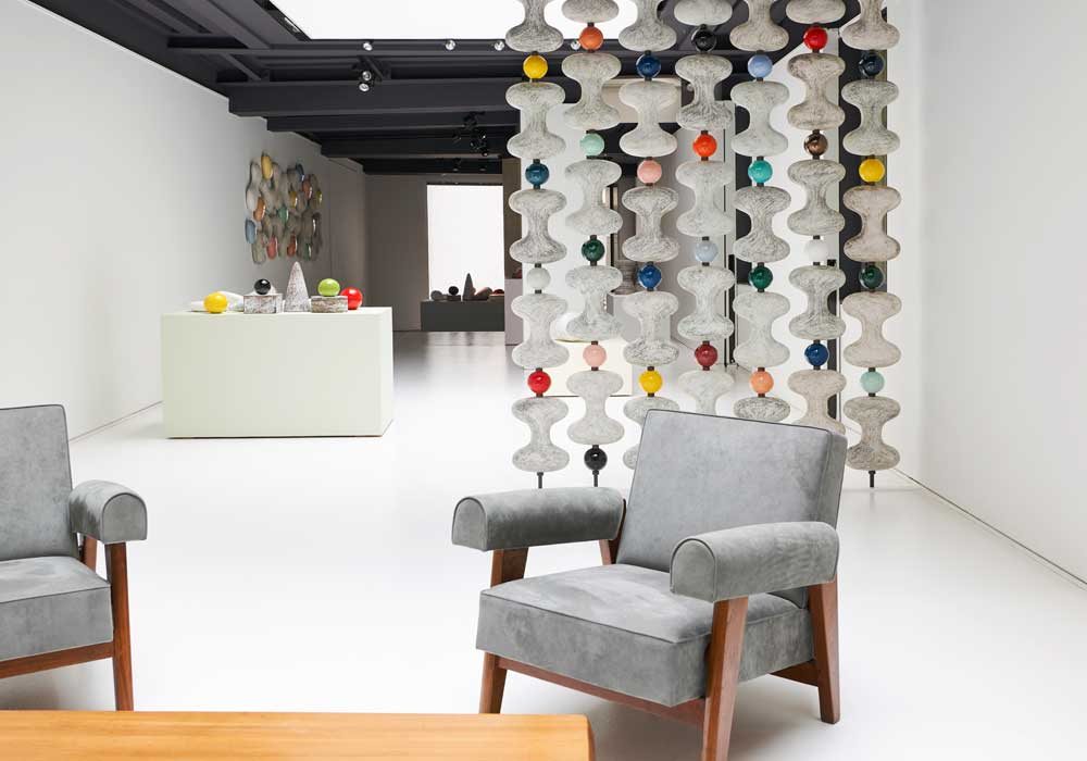 Les céramiques de la nouvelle exposition de Kristin McKirdy à la galerie Jousse Entreprise – Mobilier d’architecte, visibles jusqu’au 23 juin.