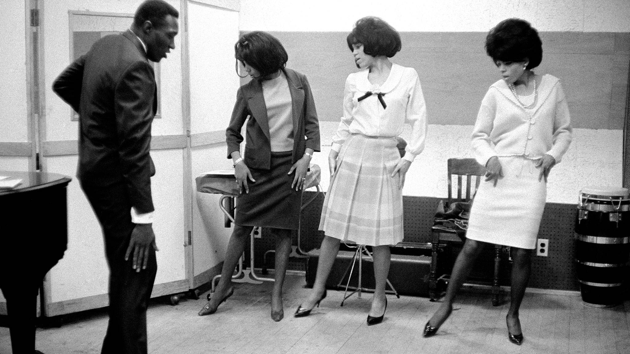 The Supremes (de gauche à droite, Mary Wilson, Florence Ballard et Diana Ross) avec Harvey Fuqua de l'équipe de développement artistique du Motown, 1965