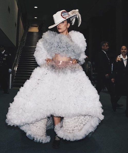 L'artiste Lady Gaga porte une robe Tomo Koizumi en 2016.