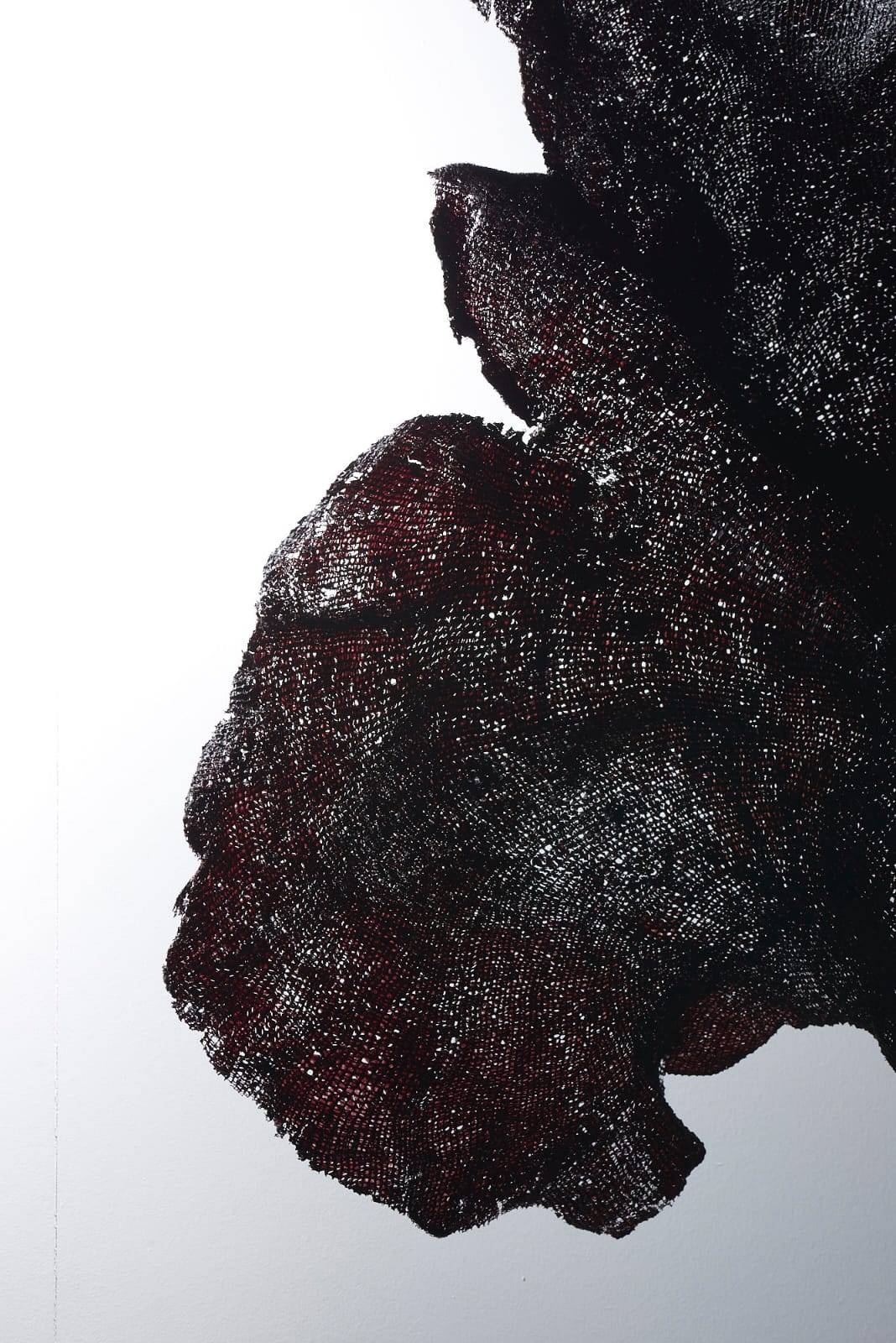 Éponge noire sur socle en laiton plaqué noir mat, LIAIGRE. 54 x 59 x 11 cm