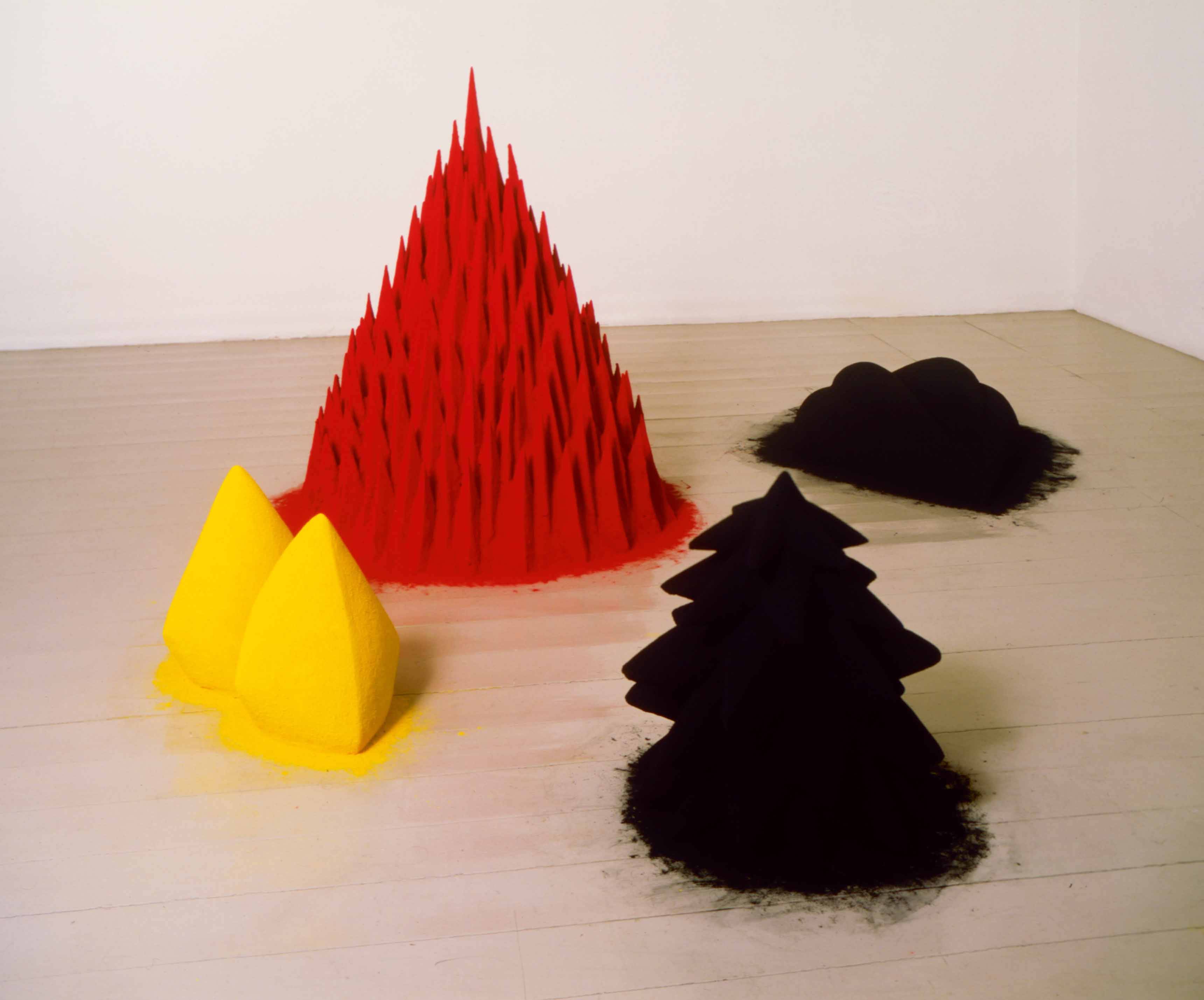 “White Sand, Red Millet, Many Flowers” (1982) d'Anish Kapoor, Techniques mixtes, 101 x 241,5 x 217,4 cm