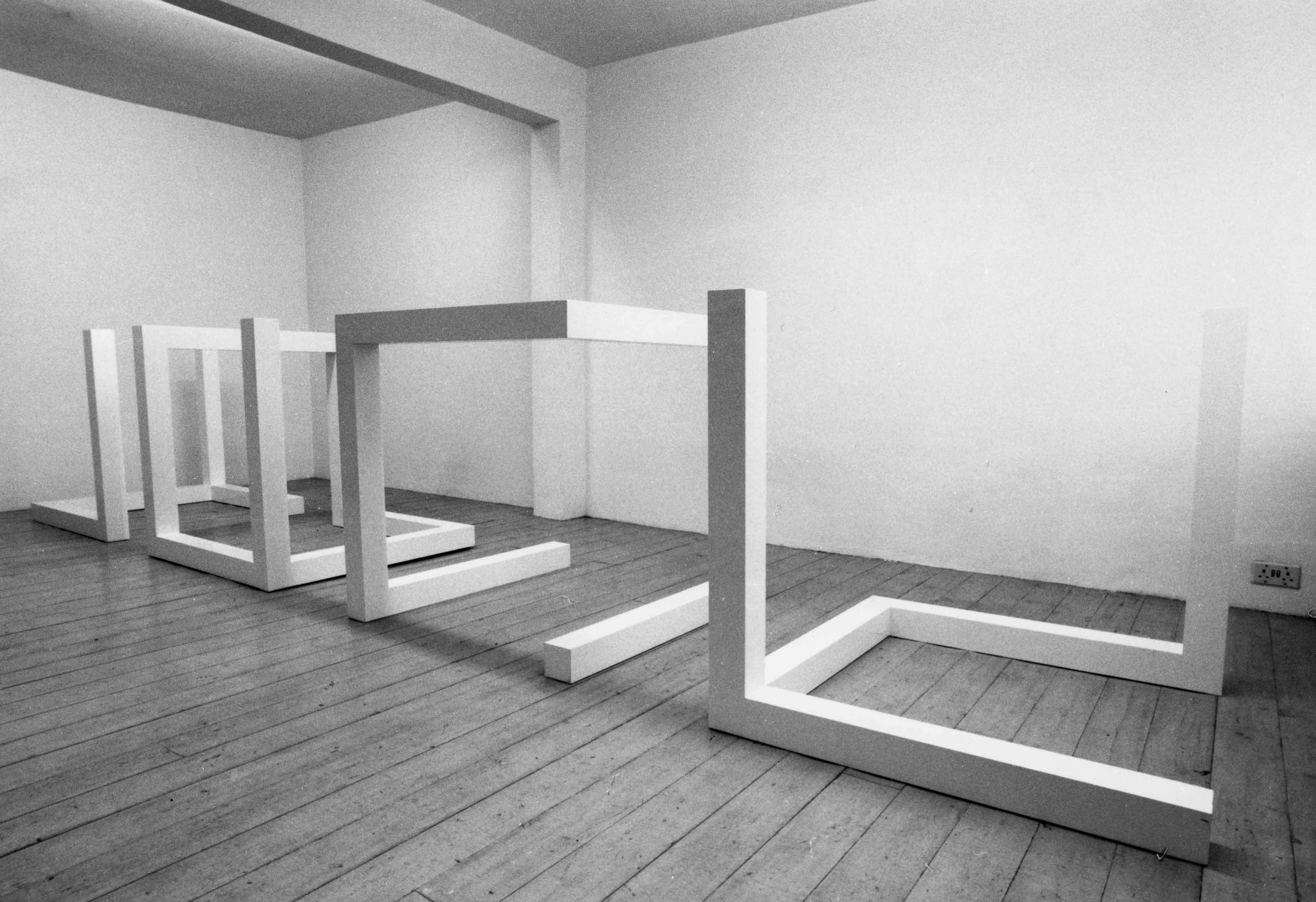 Vue de l'exposition “New Works - Structures & early working drawings” (1977) de Sol Lewitt, à la Lisson Gallery