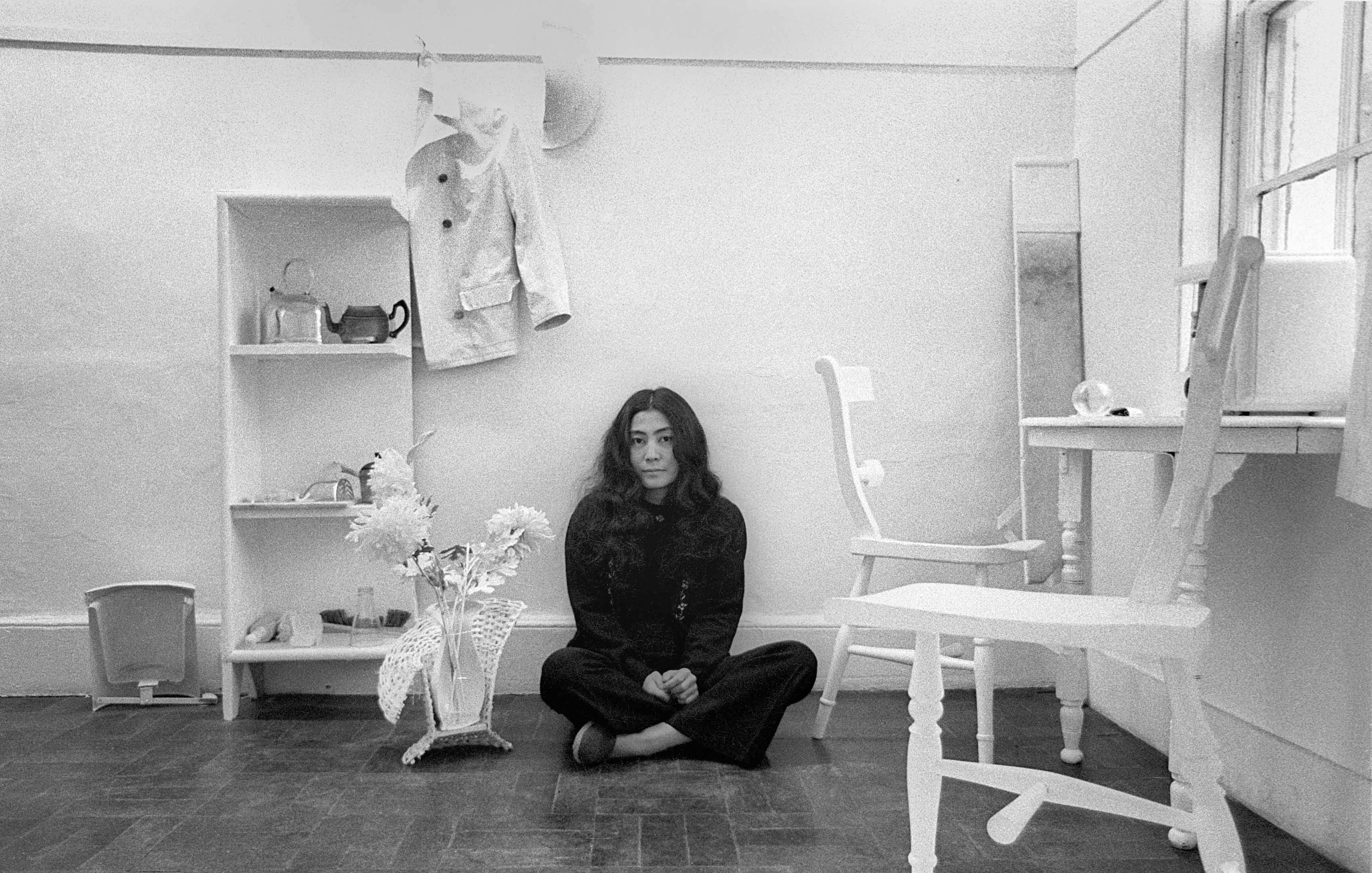Yoko Ono au sein de son installation Half-a-Room à la Lisson Gallery en 1967, année de son ouverture.