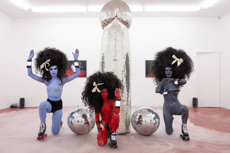 Kembra Pfahler, vue de la performance “ Rebel Without A Cock” (2019) à Emalin, Londres. Courtesy of the Artist and Emalin, London. Photo: Plastiques