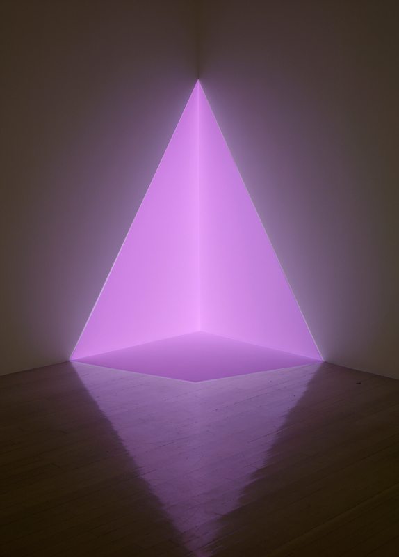 James Turrell, “Alta (pink)” (1968). Projection, dimensions variables. Photo : Kerry Ryan McFate, courtesy Pace Gallery et James Turrell
