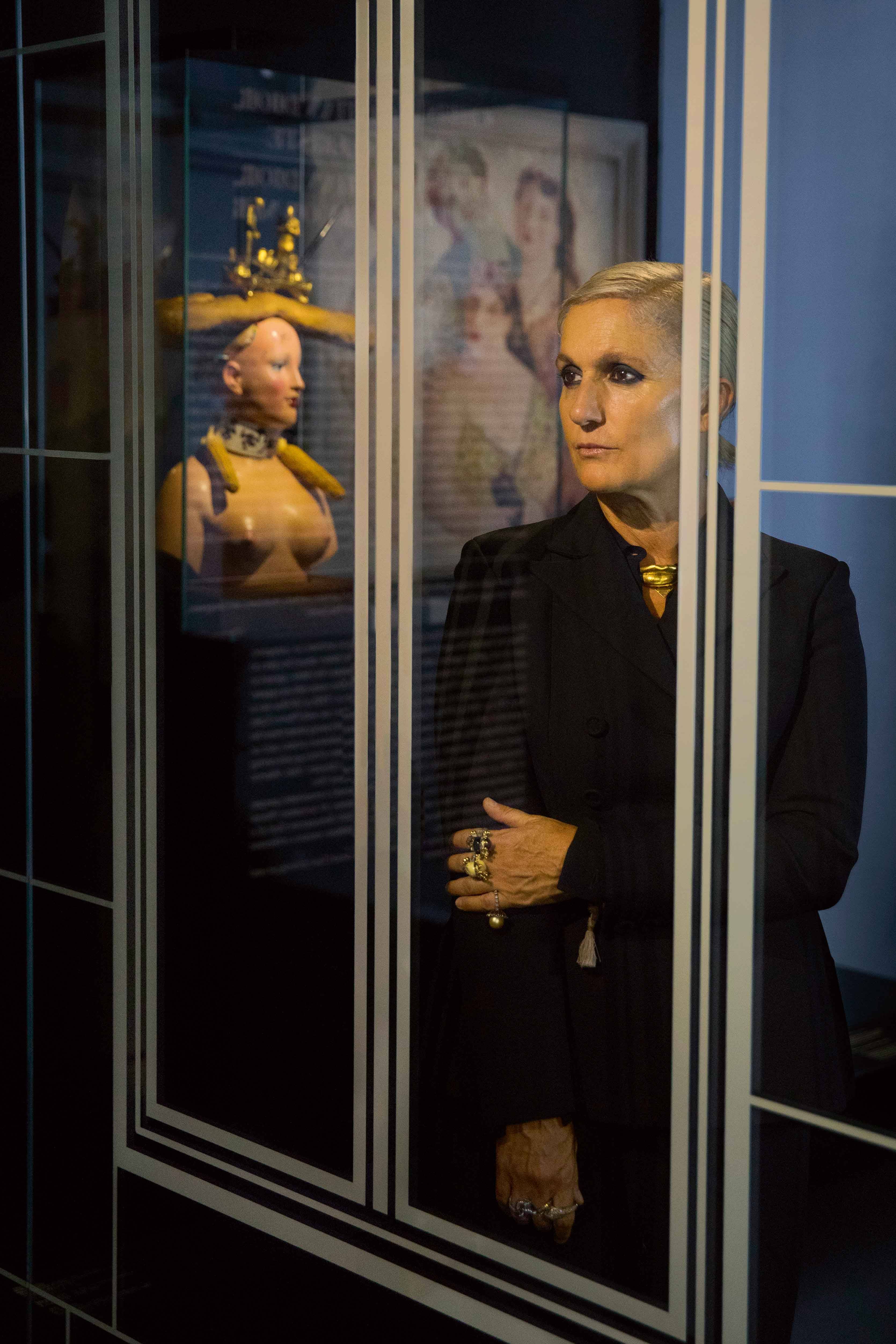 Maria Grazia Chiuri, photographiée au sein de l’exposition “Christian Dior, couturier du rêve” au Musée des Arts Décoratifs.