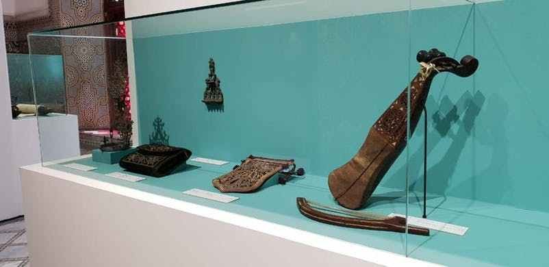 Les objets exposés et issus des voyages de Patti Birch. 