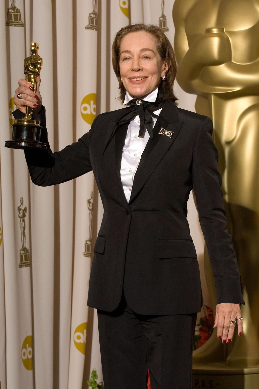 Milena Canonero lors de la 79e cérémonie des Oscars en 2007 pour “Marie-Antoinette” de Sofia Coppola (2006).

