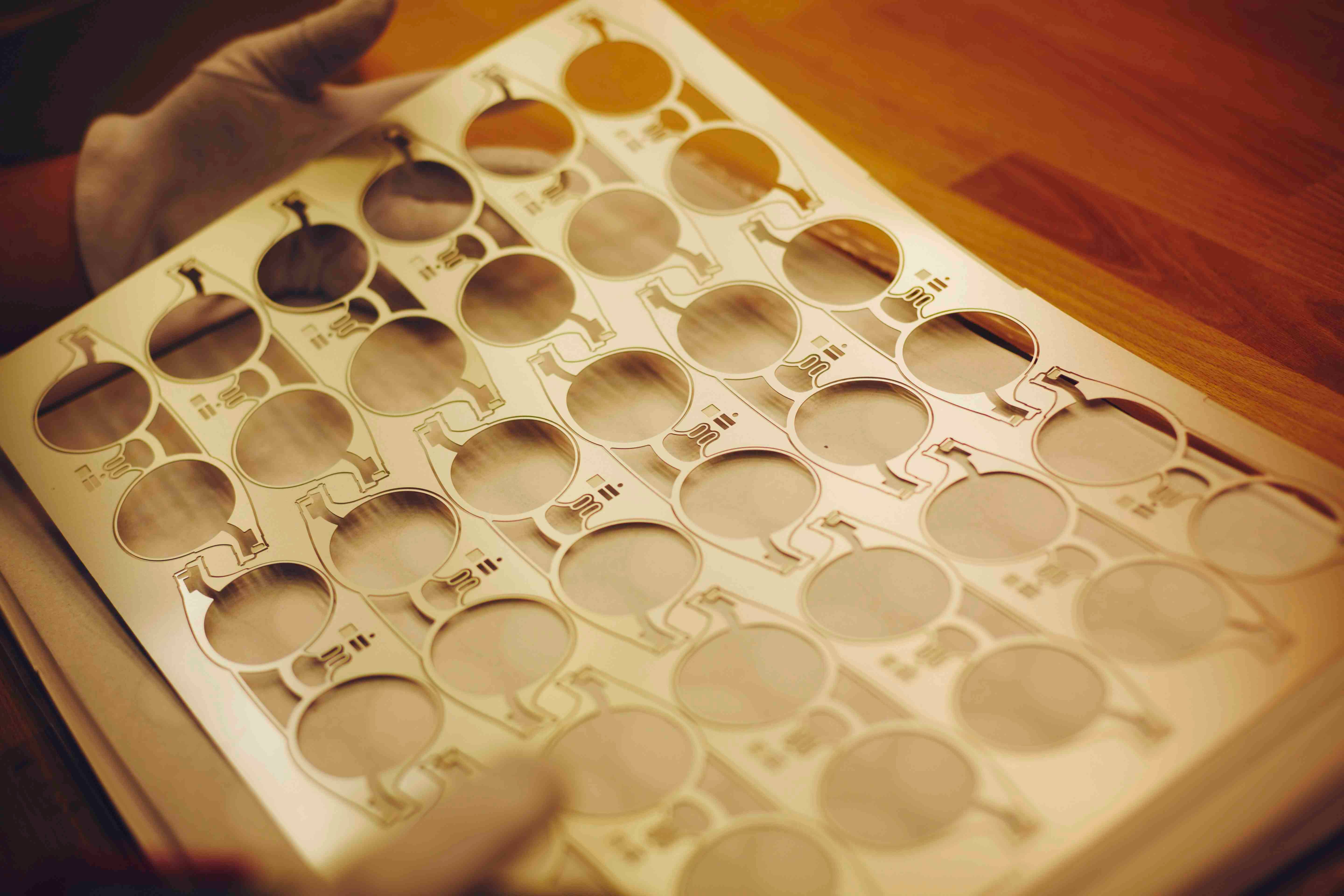 Une plaque d'acier inoxydable à partir de laquelle sont réalisées les lunettes aussi légères qu'une feuille de papier.