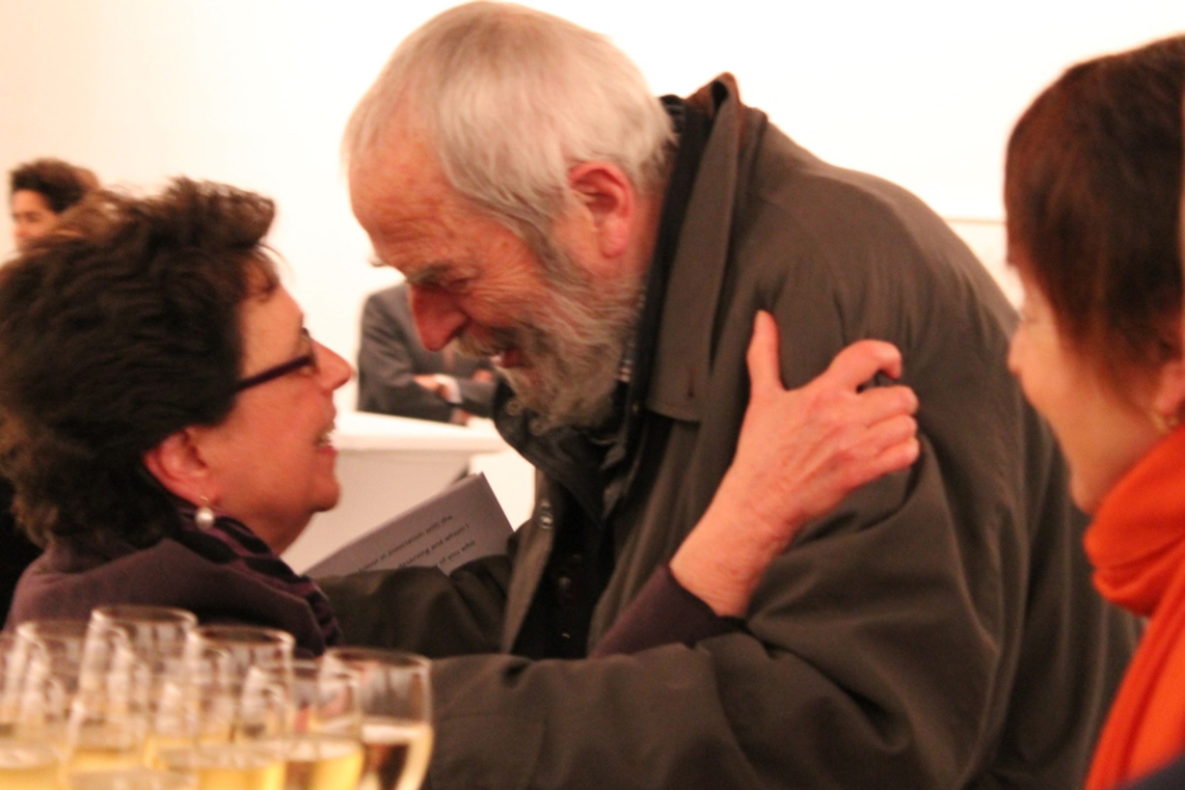 Marian Goodman et Niele Toroni, pour l'exposition "Empreintes de pinceau N°50 à intervalles réguliers de 30cm", galerie Marian Goodman à Paris, 2020