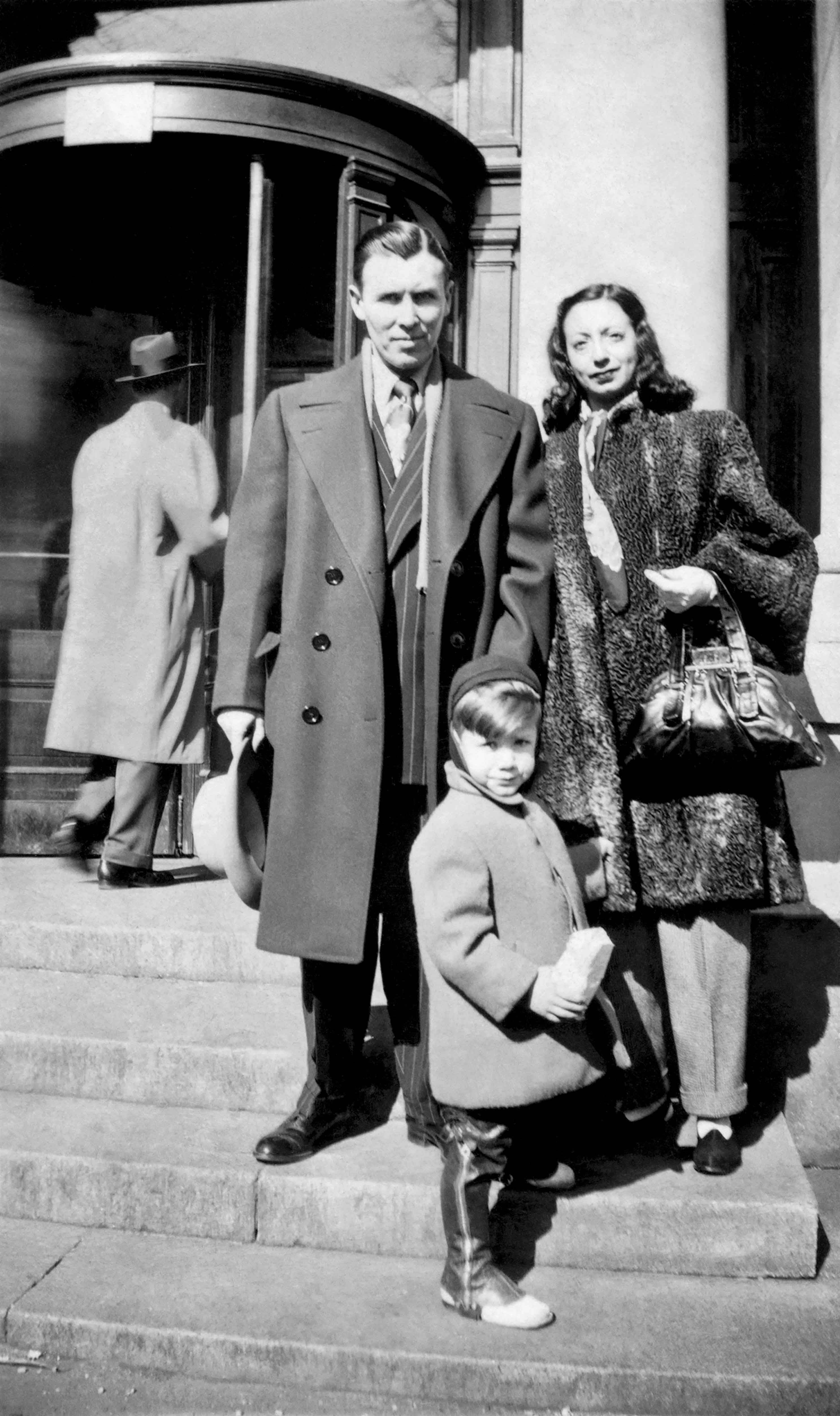  Le style, une histoire de famille chez les Klein. Calvin enfant en legging de cuir, entouré par ses deux parents. 