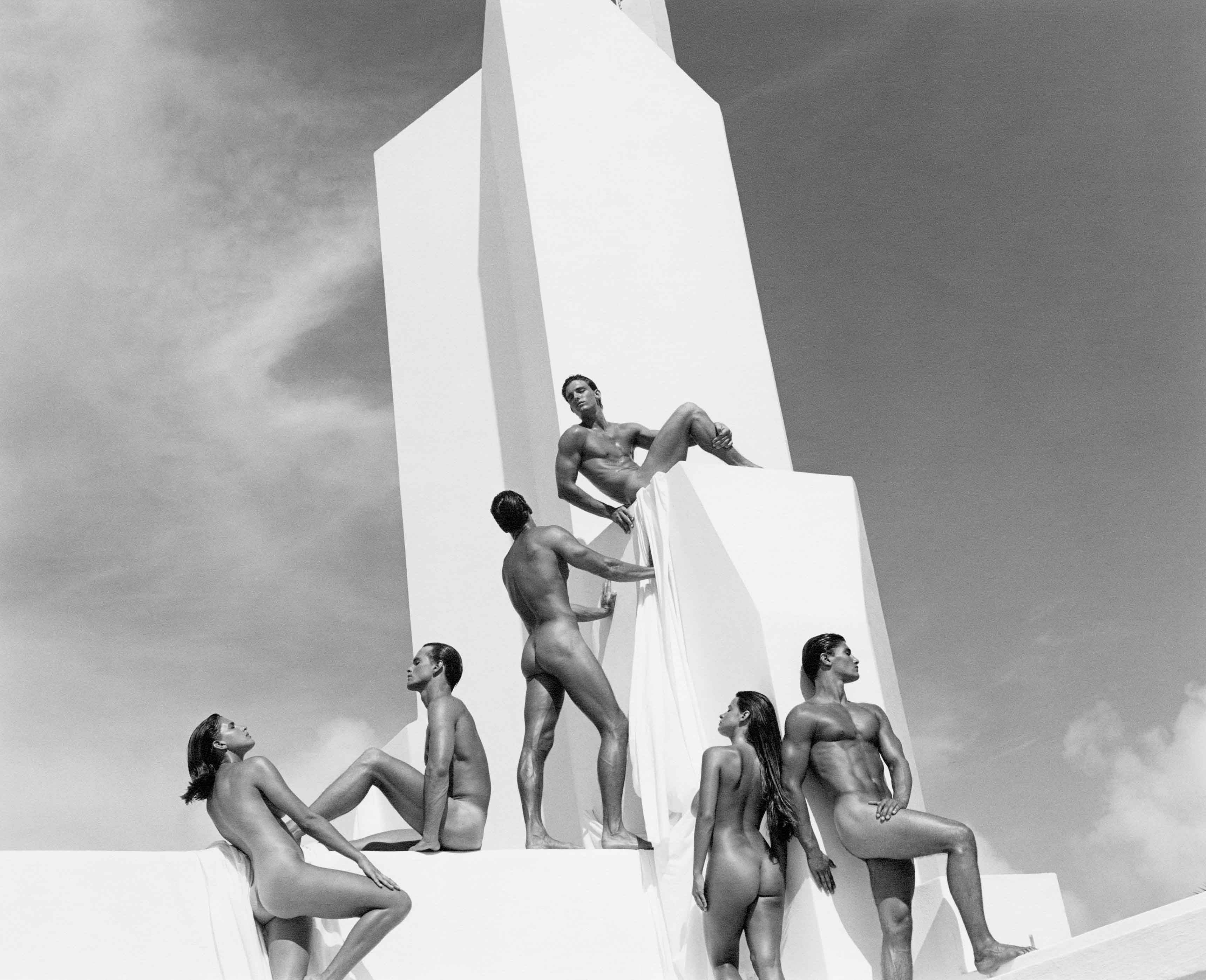 La campagne publicitaire pour le parfum Obsession, avec ses mannequins aux corps athlétiques posant dans un décor aux allures constructivistes.