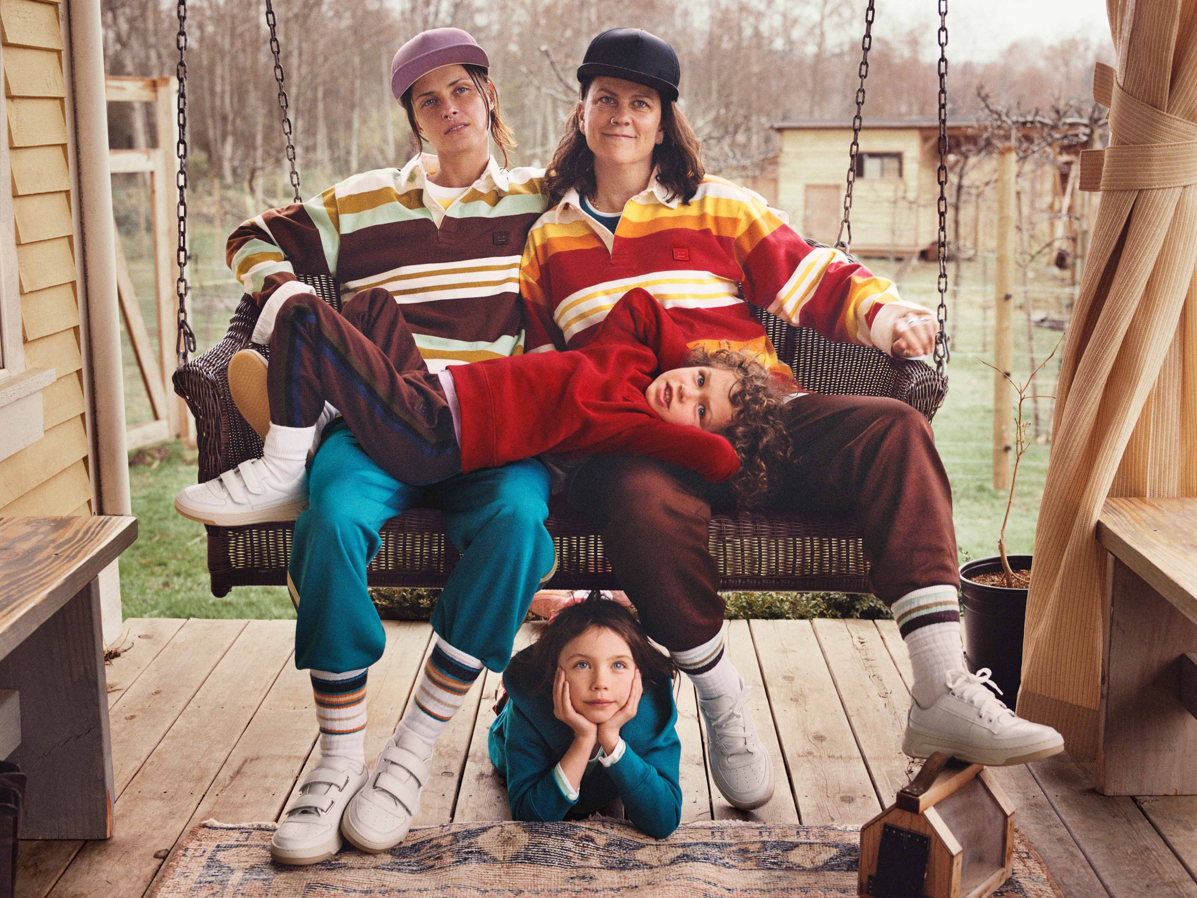 La mannequin iconique des années 90 Tasha Tilberg, sa compagne et leurs enfants posent pour Acne Studios