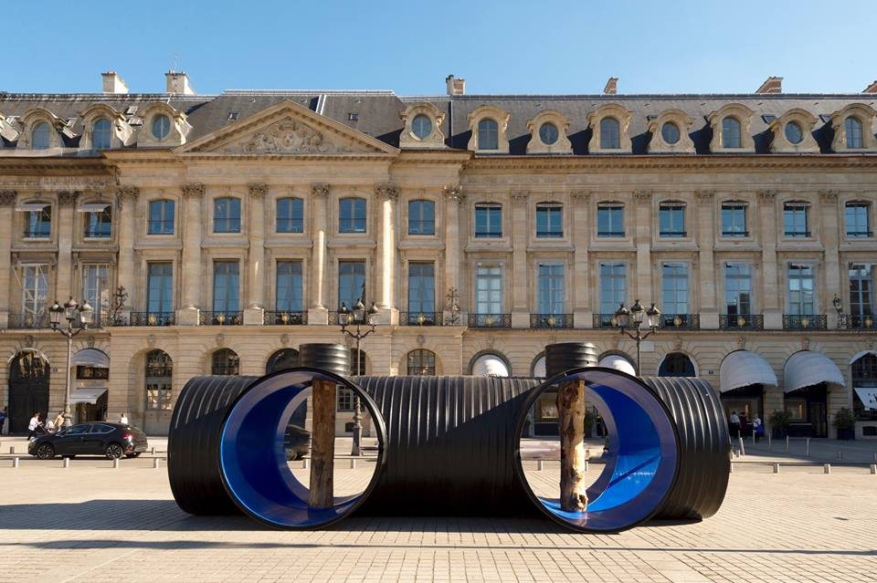 L'installation d'Oscar Tuazon place Vendôme. © Marc Domage
