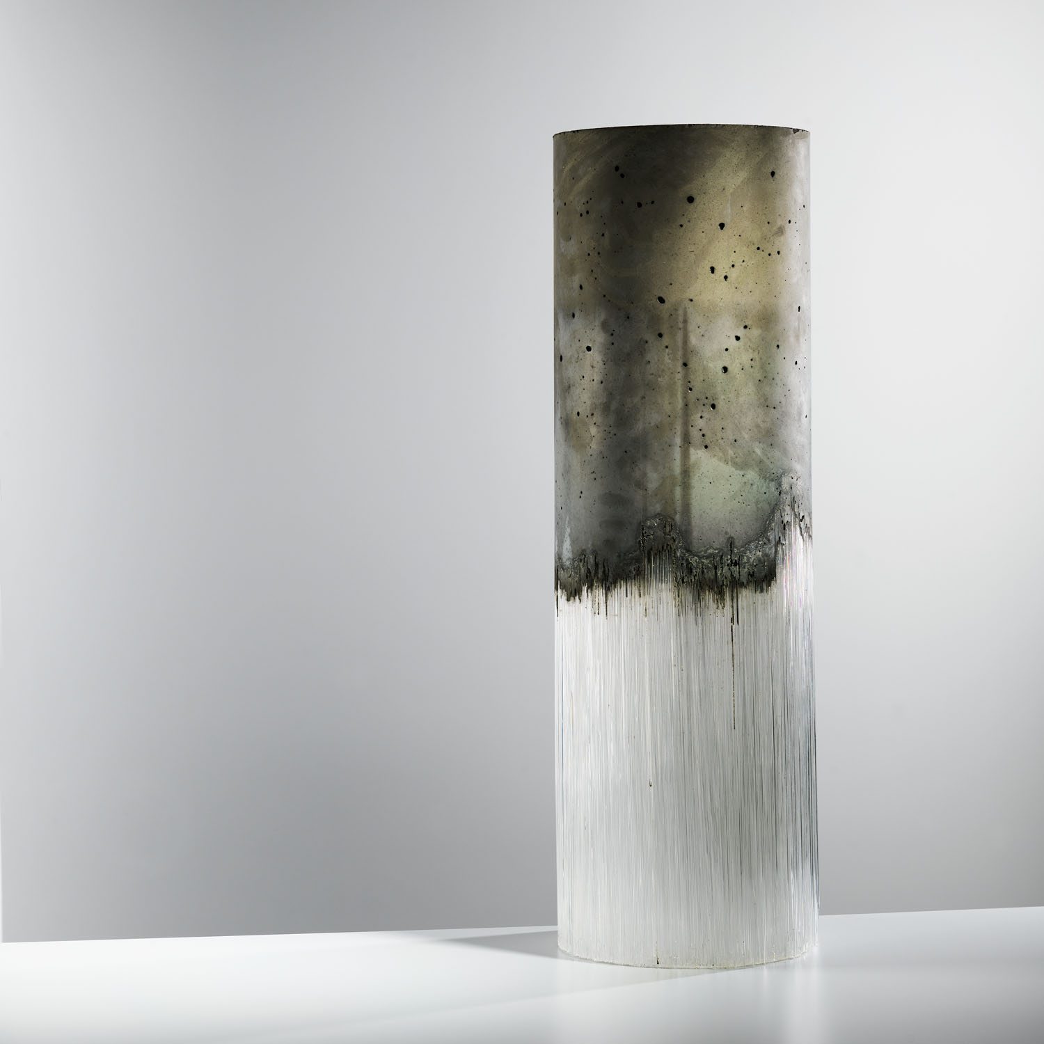 Une œuvre d’Harry Morgan en verre et béton qui lui a valu la mention spéciale du Loewe Craft Prize.