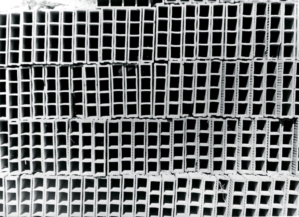 Catasta di mattoni forati (pile de briques creuses) [1965]. Tirage argentique sur papier, 24 x 32 cm.
