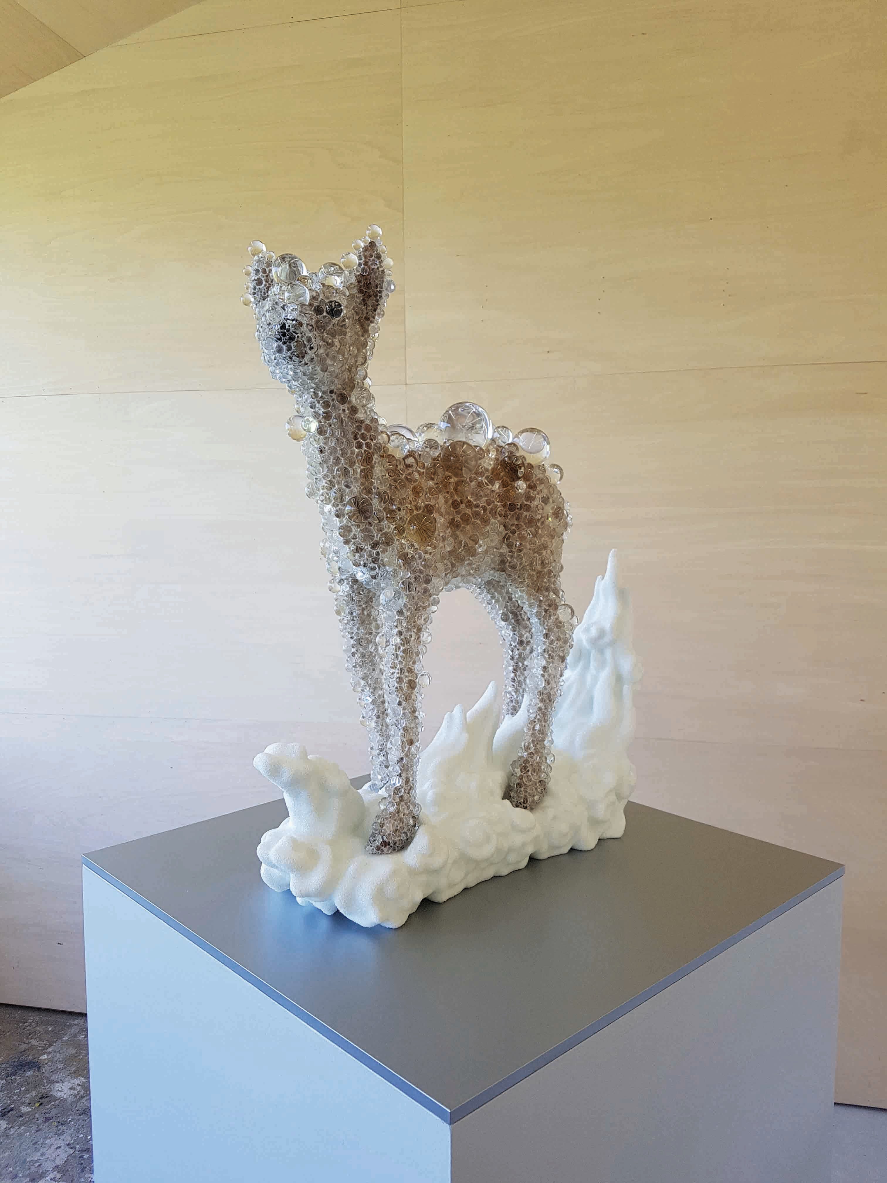 Dans son atelier en périphérie de Kyoto, Kohei Nawa poursuit sa série “PixCell”, réalisée notamment à partir de cerfs empaillés, dont l’une des œuvres a été adjugée 250 000 euros en novembre 2017.