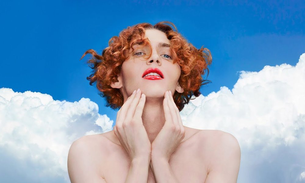 SOPHIE, dans son clip “It's Okay to Cry”.