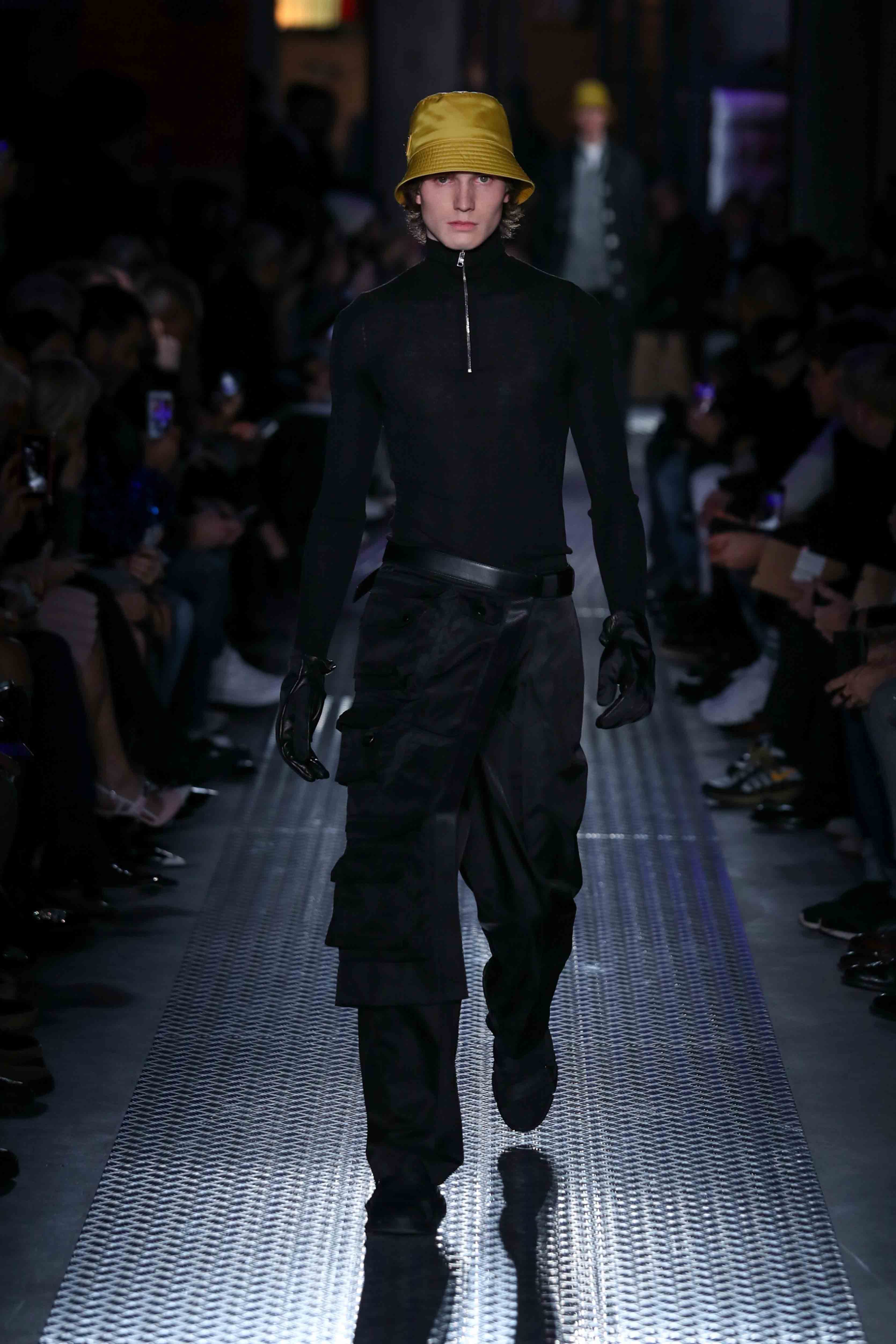 La veste à poches multiples portée à la taille de Konstantin Grcic pour Prada