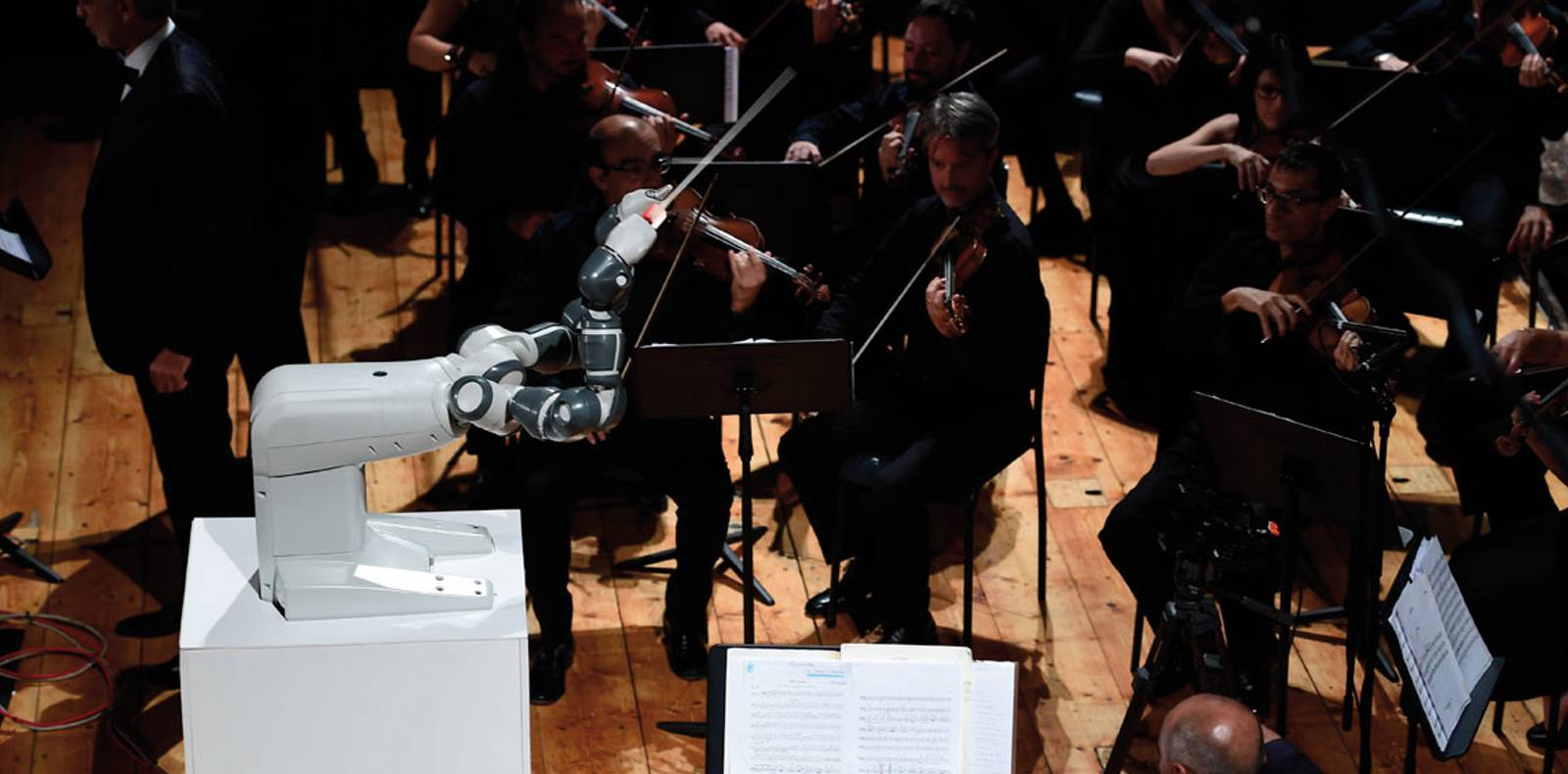 Quand un robot remplace un chef d'orchestre et dirige Andréa Bocelli